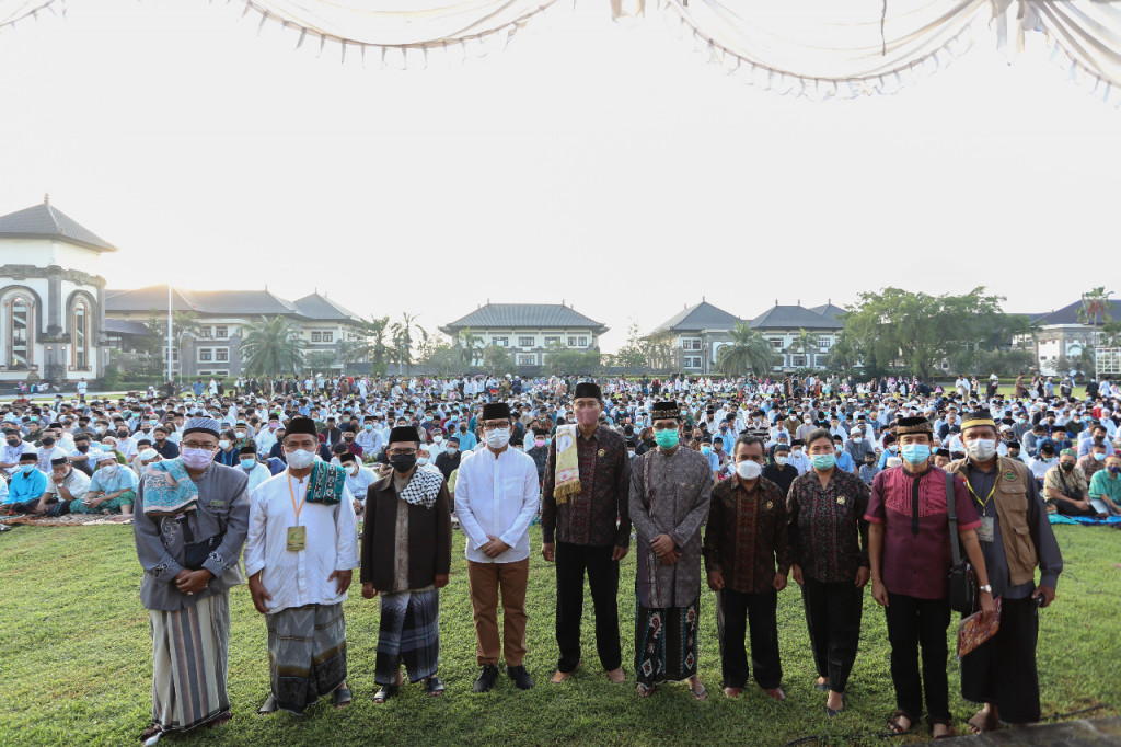 Shalat Ied di Lapangan Puspem Badung